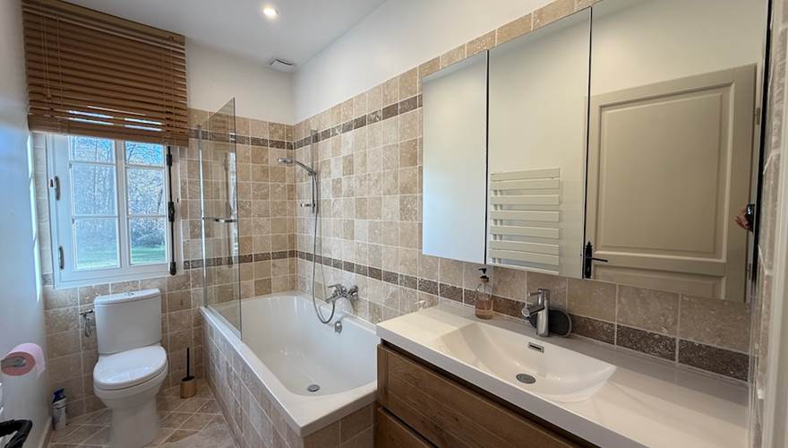 salle-de-bains-confortable-le-chirol
