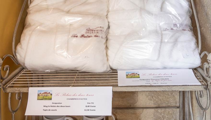 Découvrez nos produits dérivés exclusifs du Relais des Deux Tours