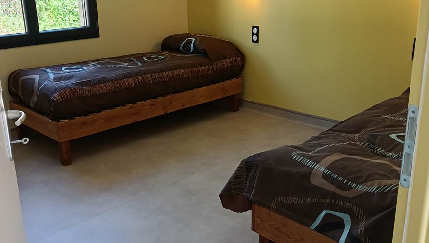 Lits simples chambre jaune m3