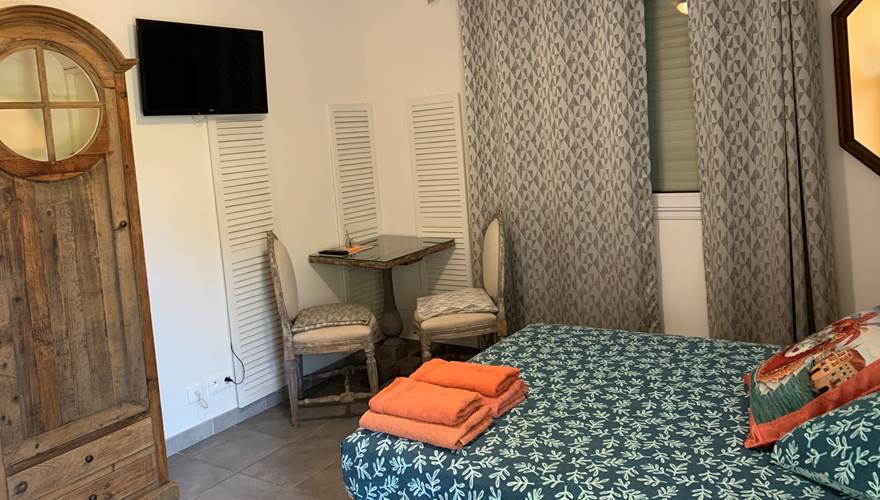 une chambre chaleureuse et confortable