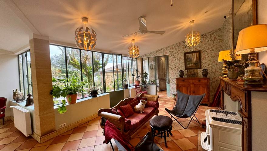 Le salon d'été véranda avec accès au jardin