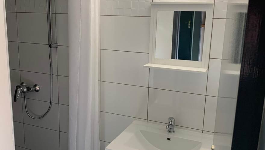 lepetitbois46_Leyme_Modern_sdb_02_Gîte 9