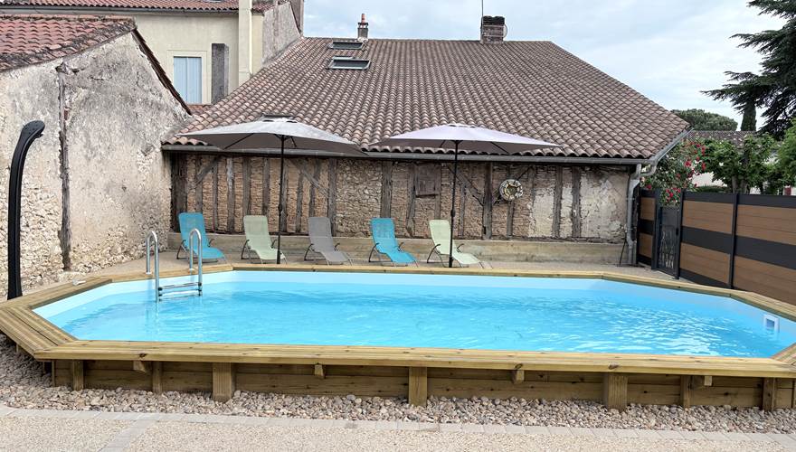 Piscine - transats - salon jardin - parasol