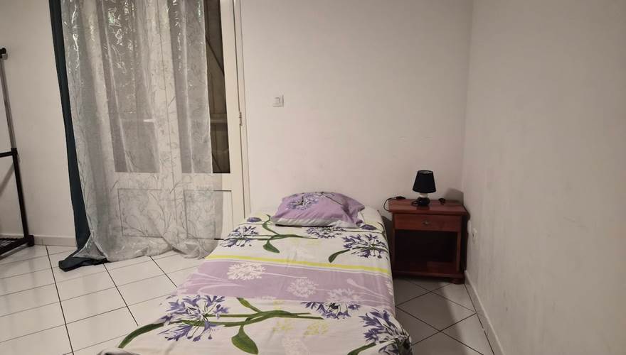 chambre 2 sur rue ,1 lit simple