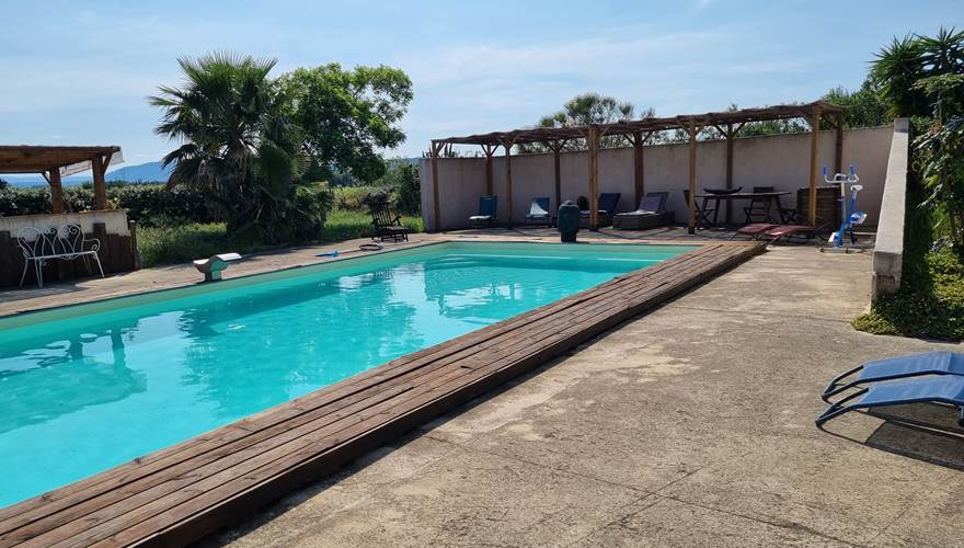 ombre sous pergola au bord de la piscine (1)