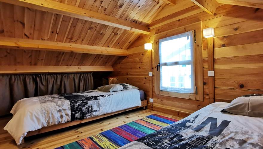 Chambre mansardée avec deux lits singles, parfaite pour accueillir parents et enfants aux Chalets de Kerescar à Plouarzel