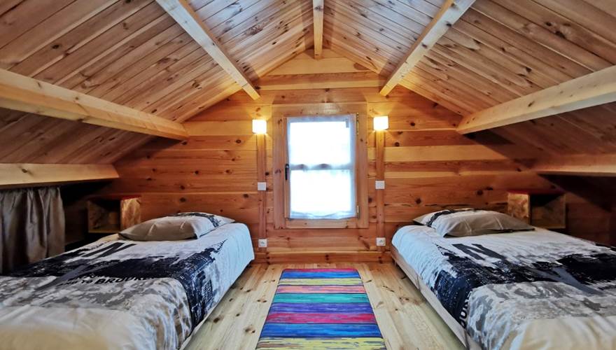 Chambre mansardée avec deux lits singles, parfaite pour accueillir parents et enfants aux Chalets de Kerescar à Plouarzel