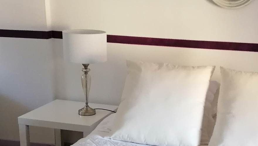Chambre double de 25 m² aux tons prune avec entrée privée et vue sur la rivière — maison d'hôtes La Malposte, Reviers