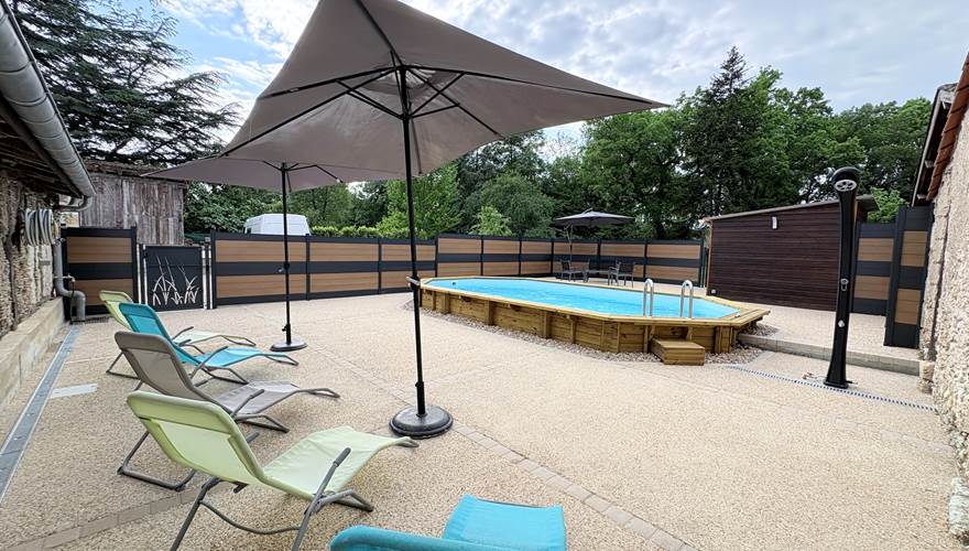 Piscine - transats - salon jardin - parasol