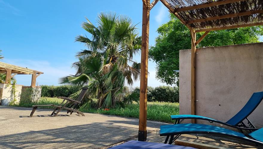 chaises longues au bord de la piscine