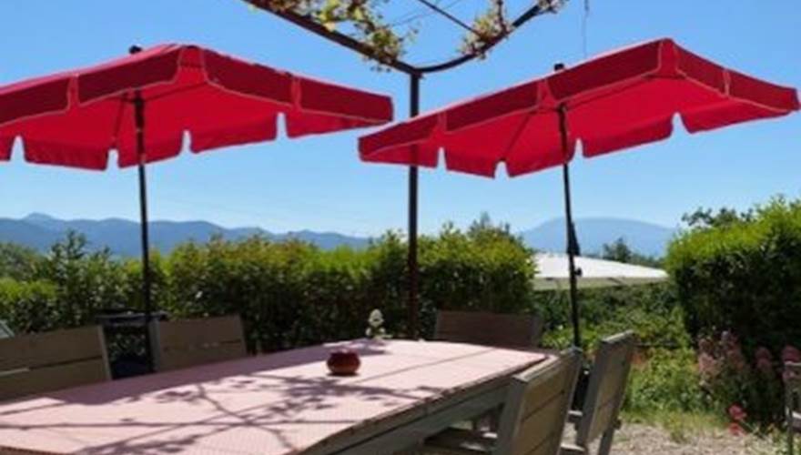 Séjour au calme · Location gîte avec terrasse ·
