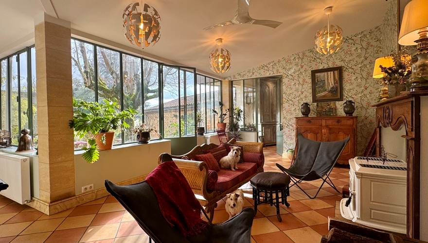 Le salon d'été véranda avec accès au jardin