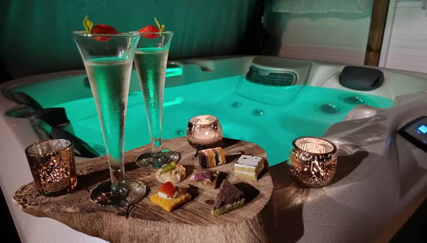 Jacuzzi couvert et privatif pour un moment de bien-être et de relaxation en couple au Lodge de Kerescar en Bretagne
