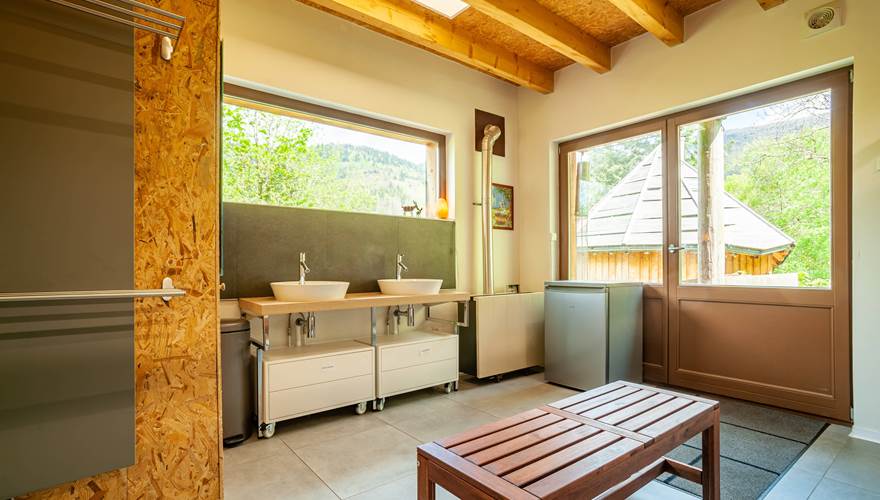 WC et douche privative dans les sanitaires communs avec la Cabane islandaise