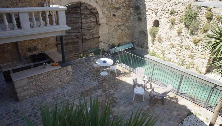 Piscine sécurisée chauffée sur demande, en accès direct depuis la terrasse du gîte