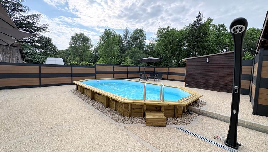 Piscine - transats - salon jardin - parasol