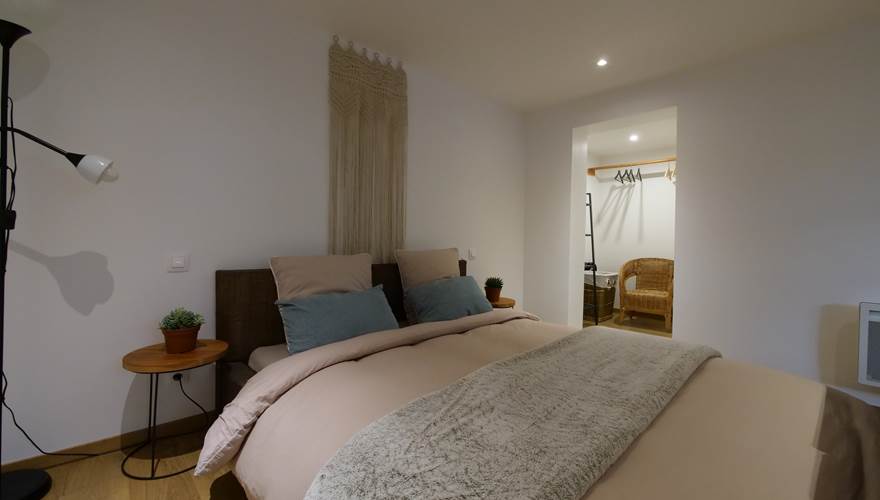 Grande chambre avec petit dressing