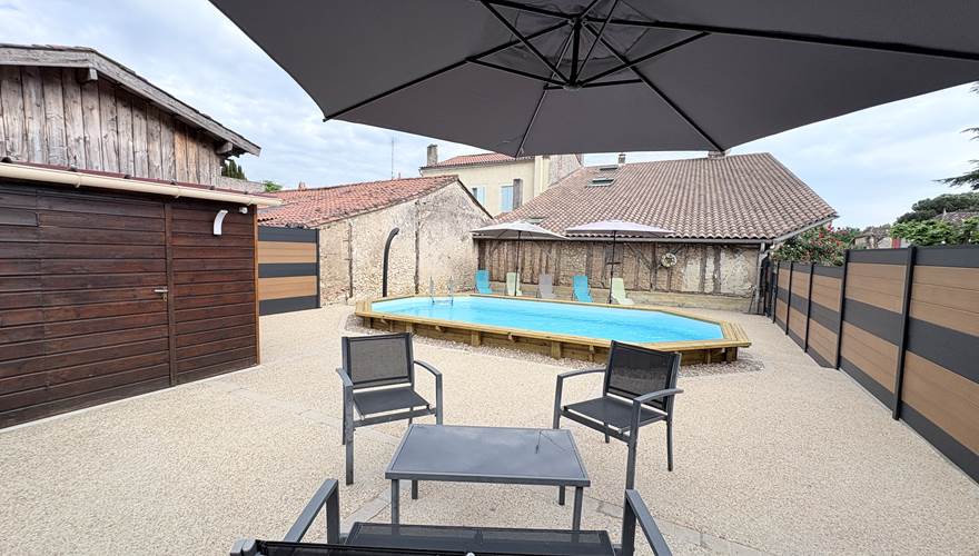 Piscine - transats - salon jardin - parasol