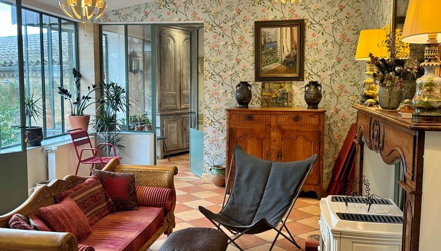 Le salon d'été véranda avec accès au jardin