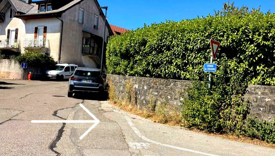 Places stationnements le long du mur à droite