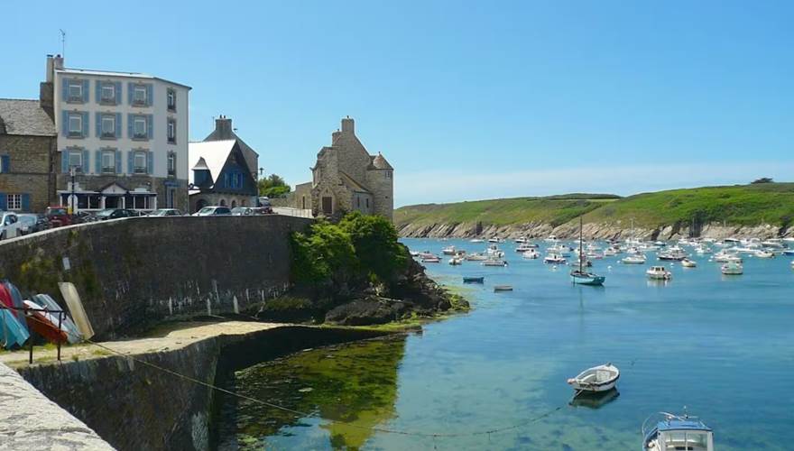 Au départ du Conquet à 15 minutes des Chalets de Kerescar, des excursions en mer d’Iroise permettent d’admirer les dauphins