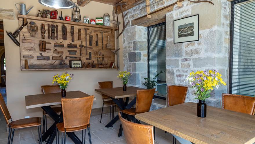 Découvrez l'atmosphère chaleureuse de notre salle de restaurant au Relais des Deux Tours