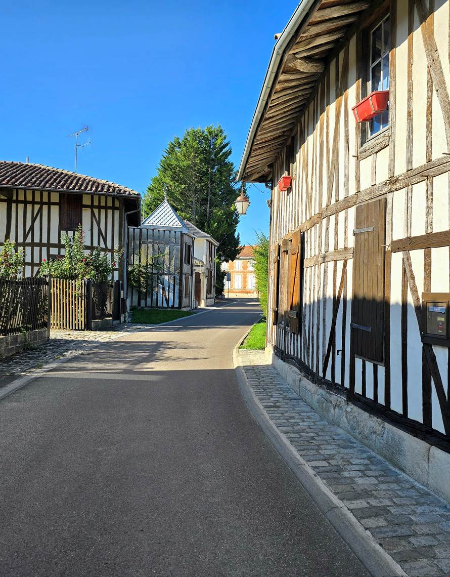 Rue à l'architecture typique-photo-contact