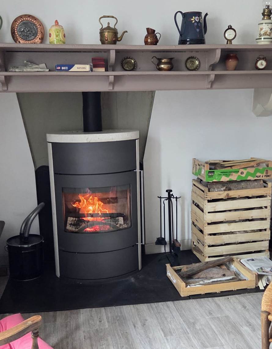 Coin poêle à bois_ et dessus de cheminée-photo-contact