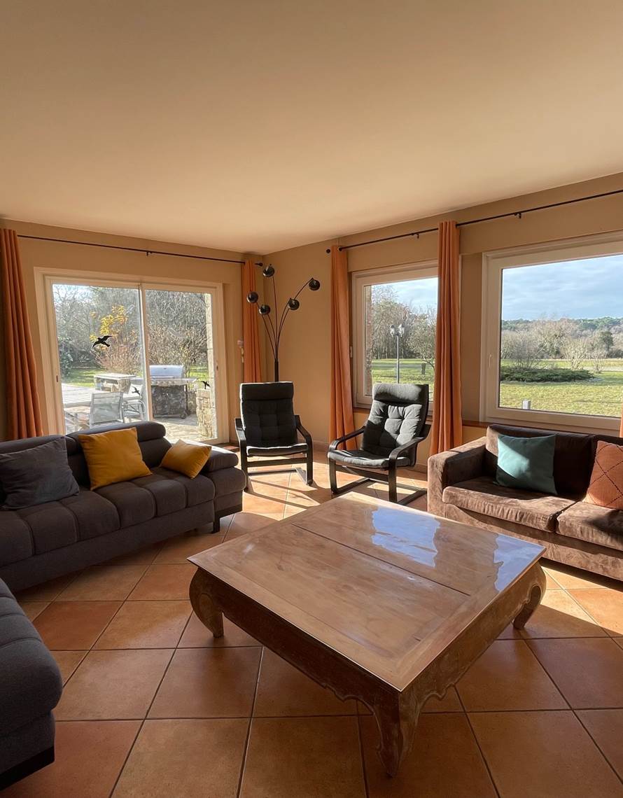 salon-limineux--vue-parc-intimité-calme-bade-golfe-du-morbihan-photo-contact