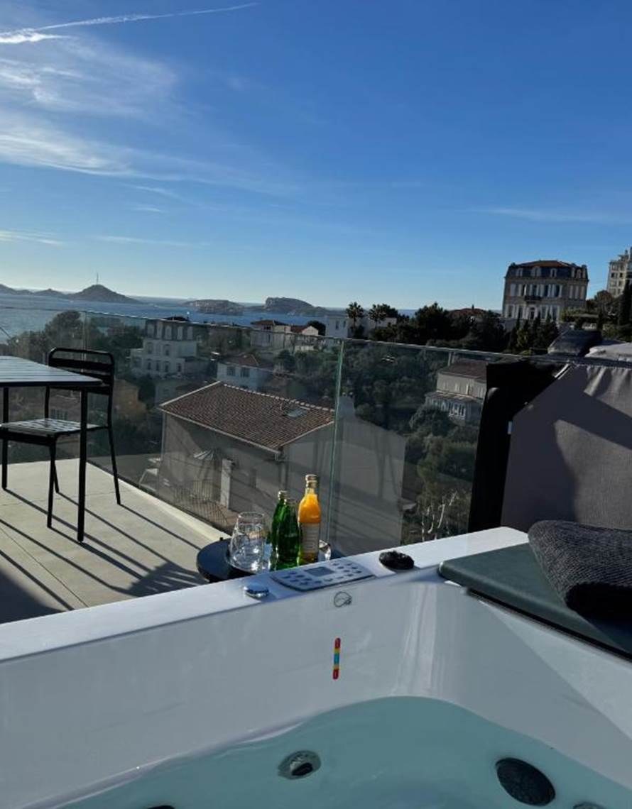 vue-mer-corniche-kennedy-marseille-chambre-hotes-photo-contact