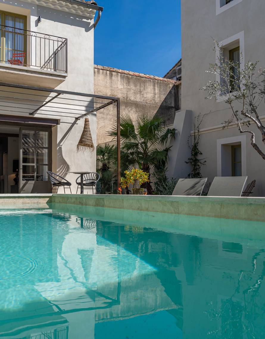 se baigner, bronzer ou faire la sieste aux bords de la piscine de Marcelle en Camargue-photo-contact