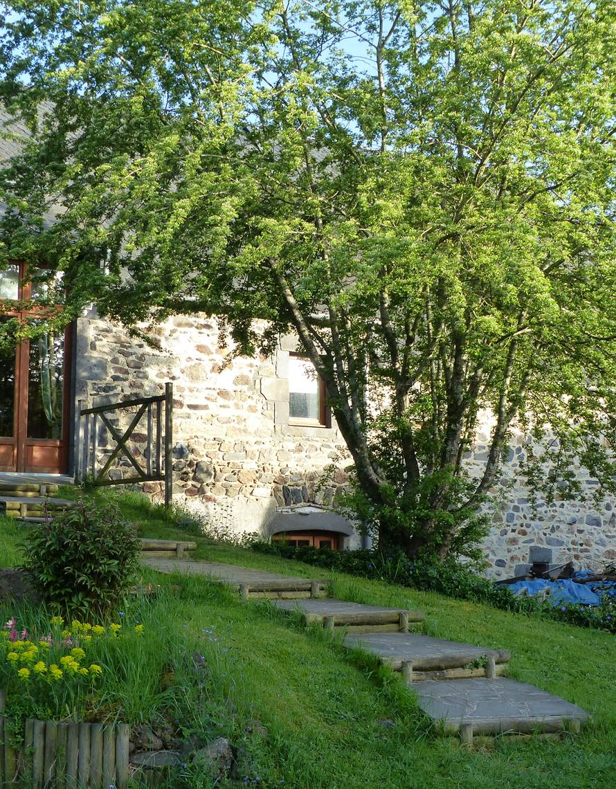 La levée de grange, caractéristique de l'habitat rural auvergnat-photo-contact