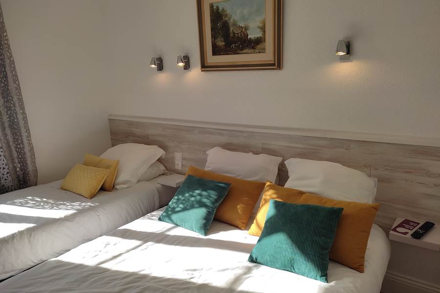 Chambre 4, lits, fenetre, tableau et cousins.