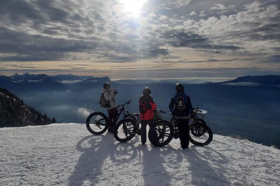 Vue panoramique sur Chambery et le lac du Bourget en fatbike électrique