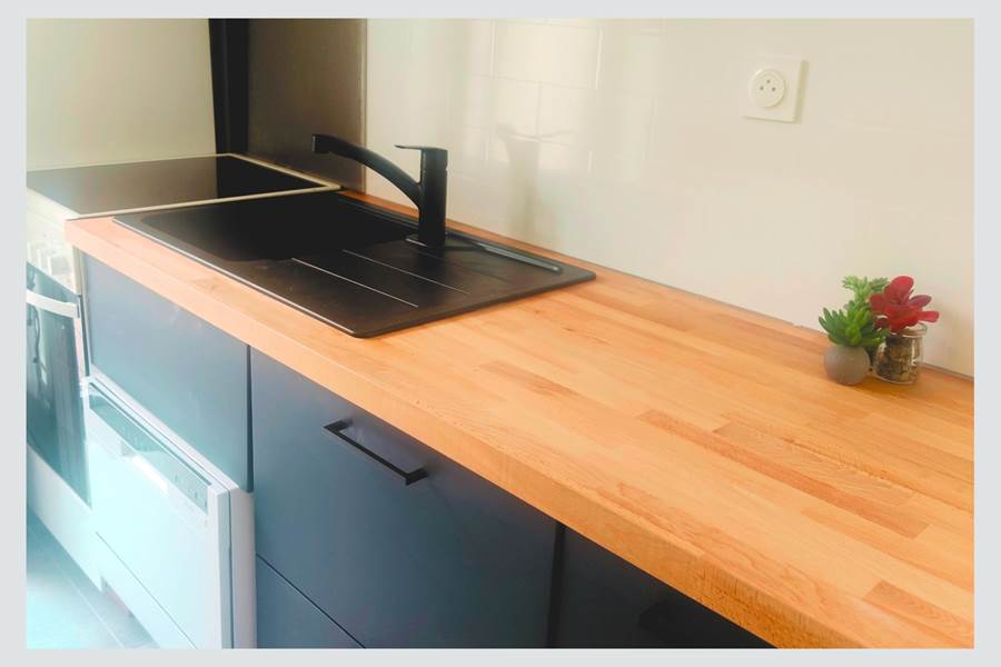 Cuisine claire et fonctionnelle pour vos repas à deux Un coin cuisine bien pensé, idéal pour cuisiner dans le calme de La Flotte, avec tout le confort moderne à portée de main.