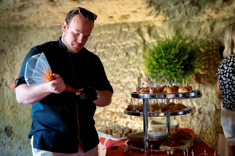 Nicolas Ouisse, des Délices de Sologne, saura vous préparer aussi bien un délicat buffet qu'une paëlla géante.
