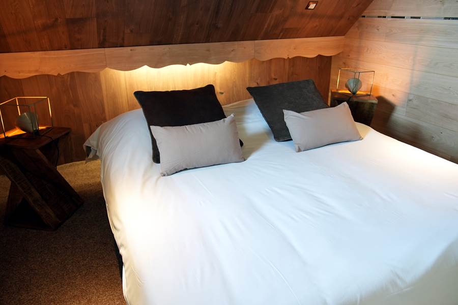 Chambre double bois foncé