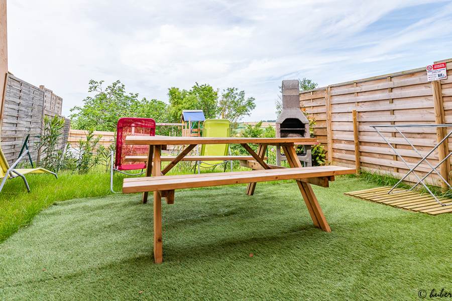 terrasse privée du gite avec barbecue