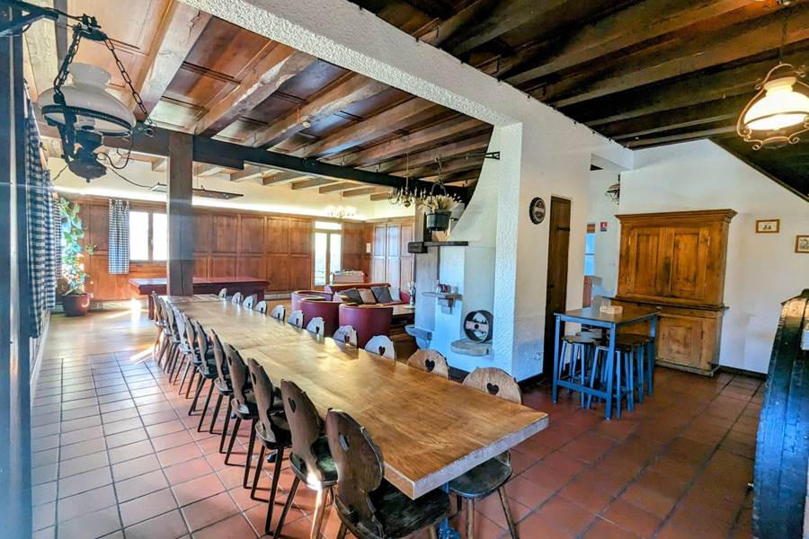 Gite-de-groupe-alsace-vosges-chalet-salle-a-manger-bar