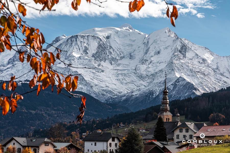 Le clocher de Combloux devant le Mont-Blanc