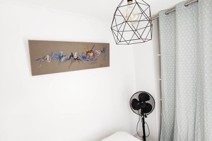 Maison Réthaise 2 – Chambre calme au style épuré Un cadre serein et lumineux, pensé pour le confort et la simplicité, dans une maison pleine de charme au centre de La Flotte.