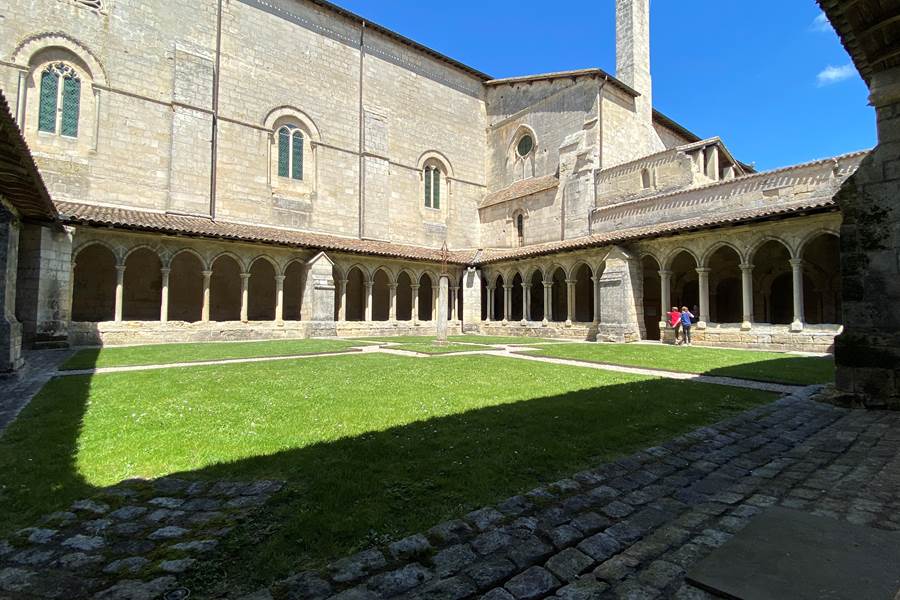 Cloitre-église-collégiale-saint-emilion-nouvelle-aquitaine-photo-page
