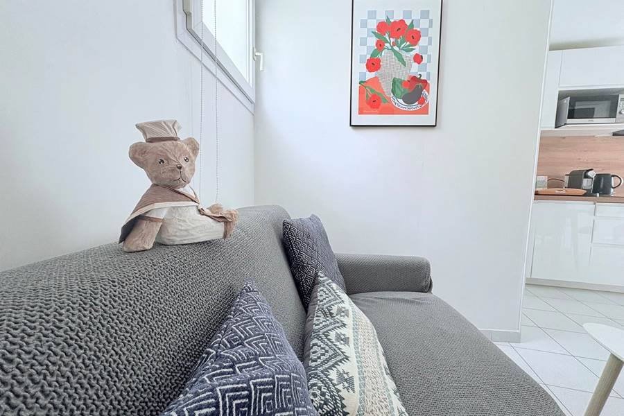 Maison Réthaise 2 – Séjour cosy et graphique Ambiance contemporaine dans un espace bien agencé, parfait pour savourer des moments de détente en centre-ville.