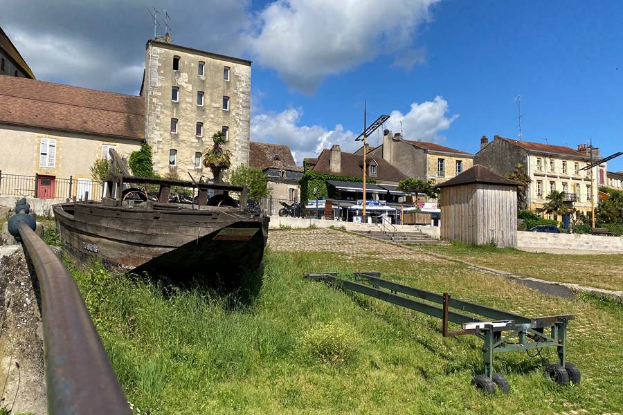 gabarre-quai-cyrano-bergerac-dordogne-bateau-traditionnel-photo-page