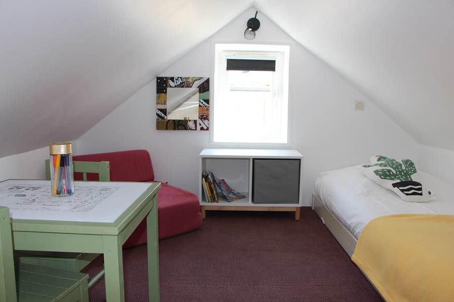 gie_de_france_sarthe_la_fleche_maisonnette_chambre_enfant_jaune