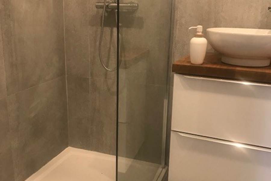 Salle d’eau du studio – Confort et modernité au cœur du village Douche vitrée, vasque design et ambiance zen pour un séjour tout en douceur à La Flotte, Île de Ré.