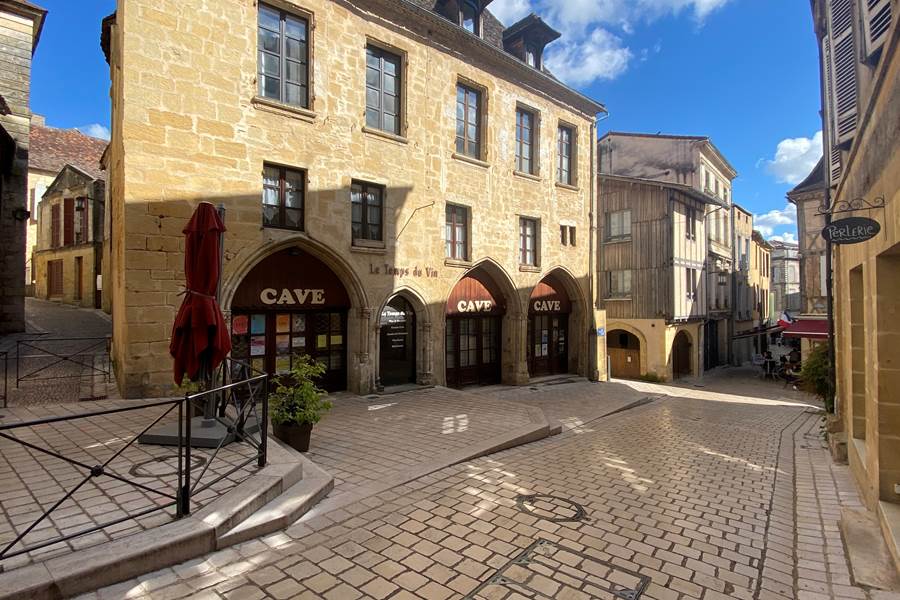 rue-pittoresque-bergerac-dordogne-architecture-medievale-photo-page