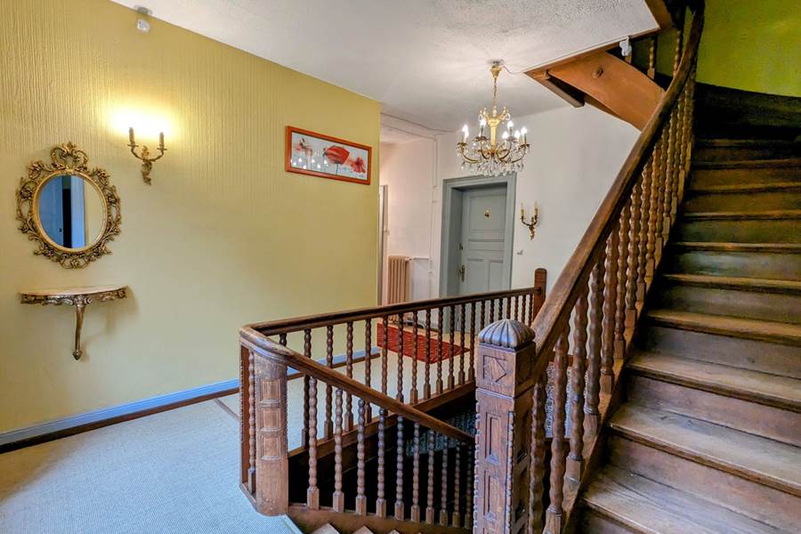 Gite-de-groupe-alsace-vosges-chalet-escalier-vers-chambres