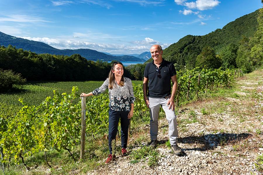 Mathilde et Xavier Jacqueline dans leur vignoble à Brison Saint Innocent