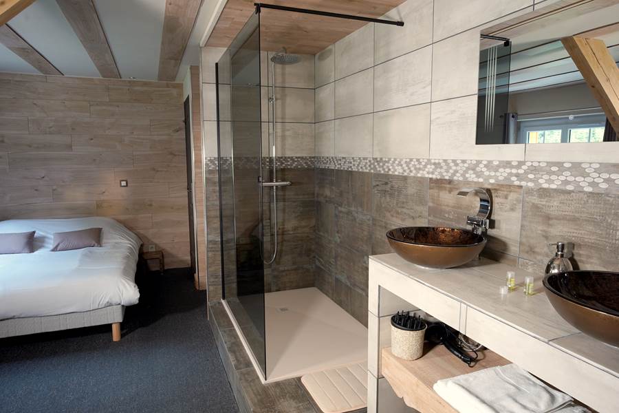 Vasque design et douche moderne